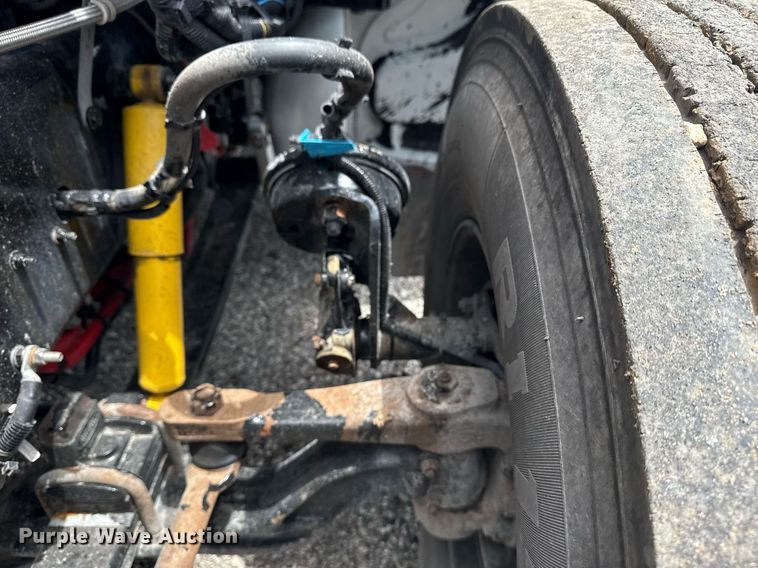 image for item EG6043 2009 Peterbilt 335 utility / service truck