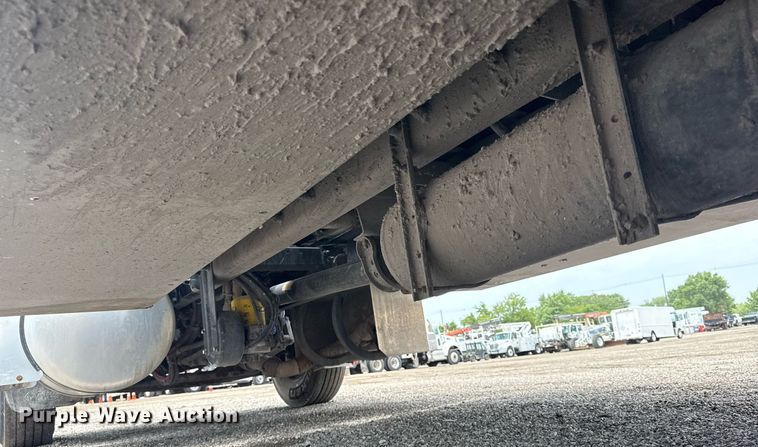 image for item EG6043 2009 Peterbilt 335 utility / service truck