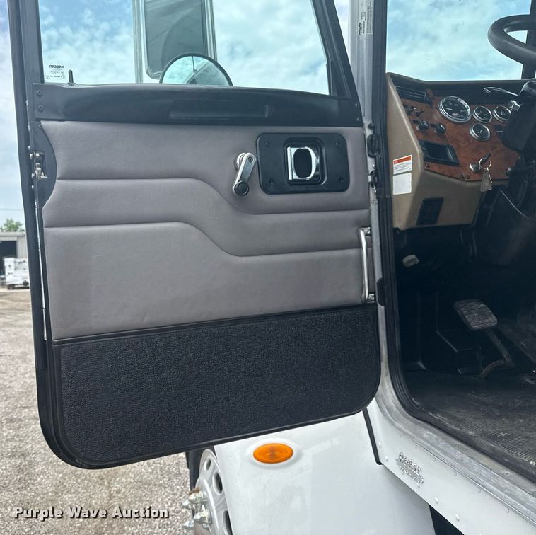 image for item EG6043 2009 Peterbilt 335 utility / service truck