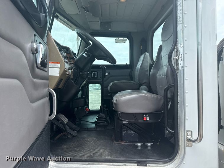 image for item EG6043 2009 Peterbilt 335 utility / service truck