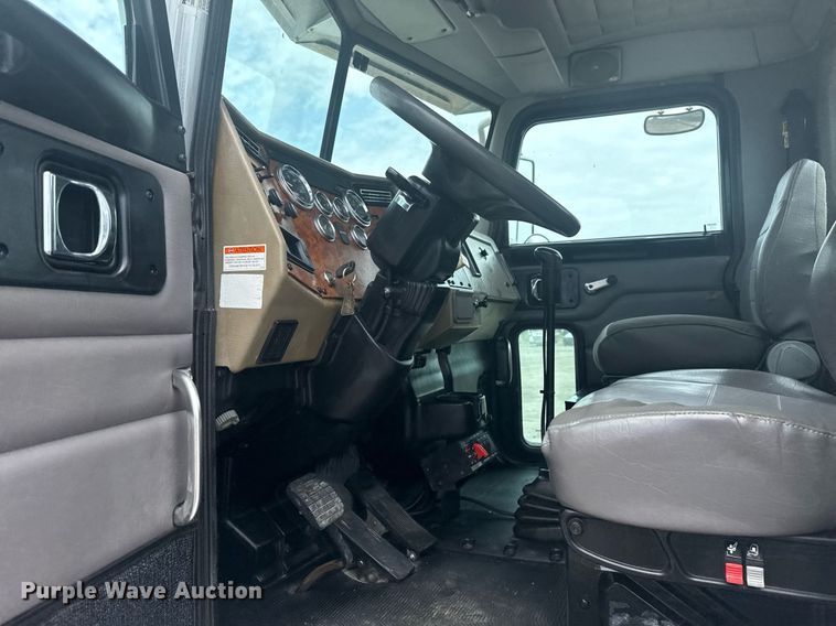 image for item EG6043 2009 Peterbilt 335 utility / service truck