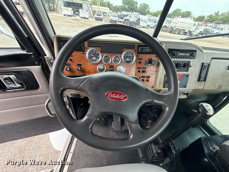 image for item EG6043 2009 Peterbilt 335 utility / service truck