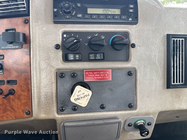 image for item EG6043 2009 Peterbilt 335 utility / service truck