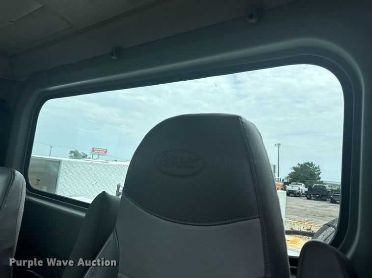 image for item EG6043 2009 Peterbilt 335 utility / service truck