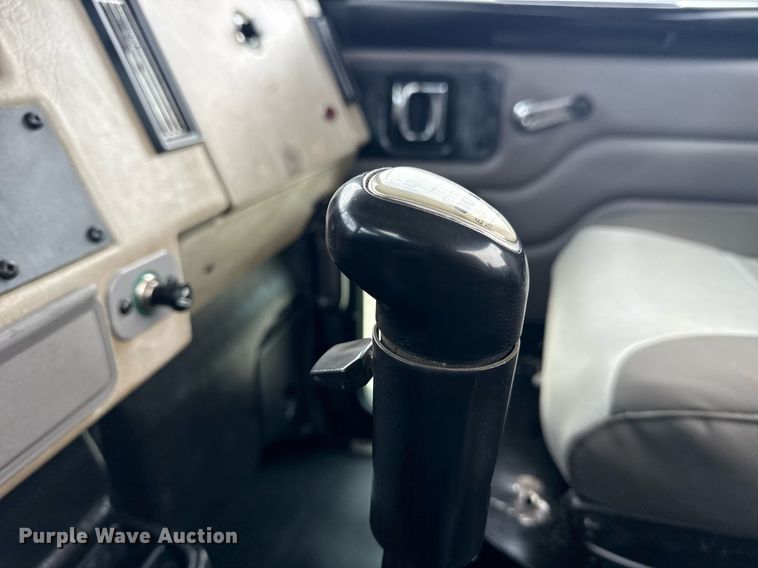 image for item EG6043 2009 Peterbilt 335 utility / service truck