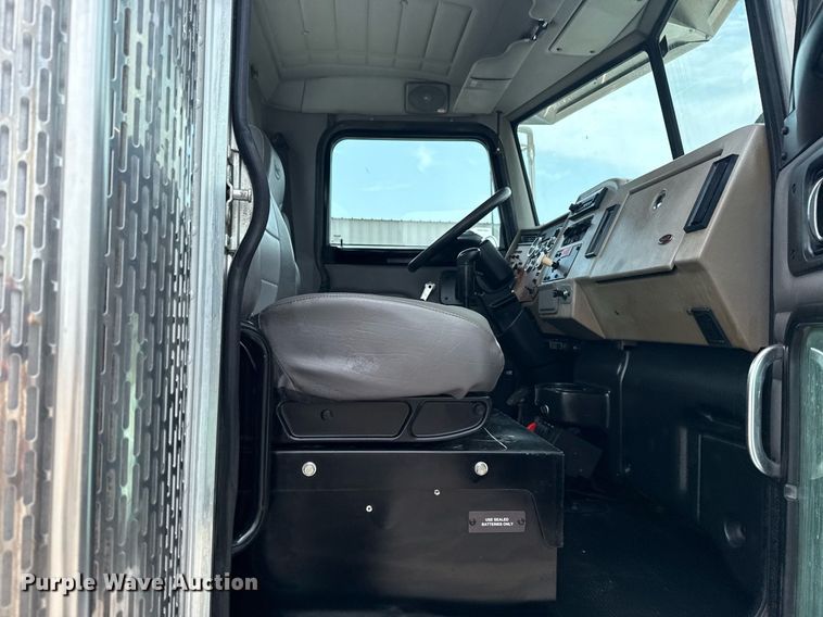 image for item EG6043 2009 Peterbilt 335 utility / service truck