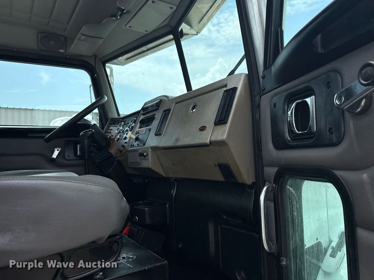 image for item EG6043 2009 Peterbilt 335 utility / service truck