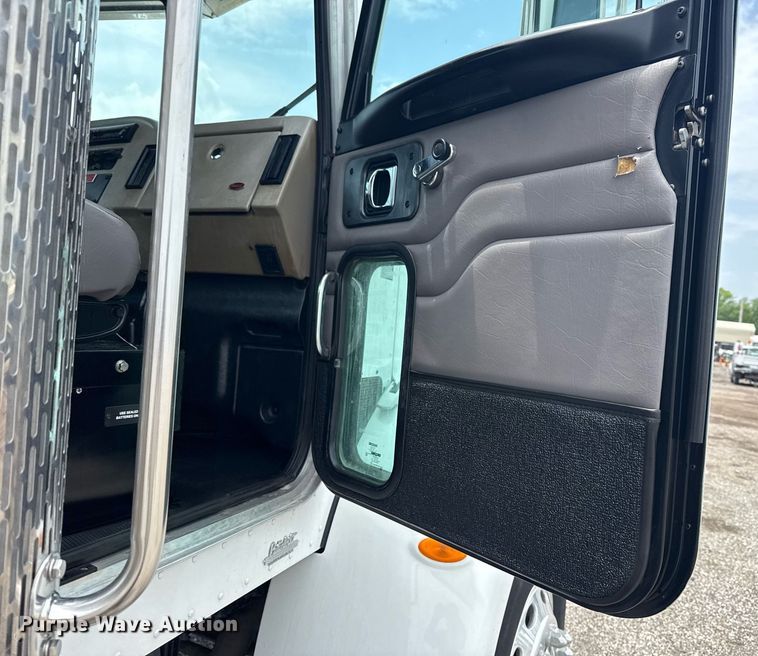 image for item EG6043 2009 Peterbilt 335 utility / service truck