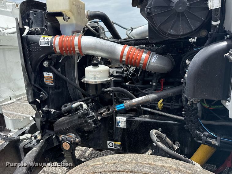 image for item EG6043 2009 Peterbilt 335 utility / service truck