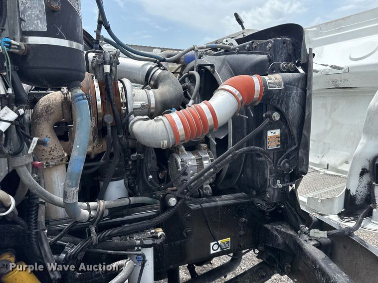 image for item EG6043 2009 Peterbilt 335 utility / service truck