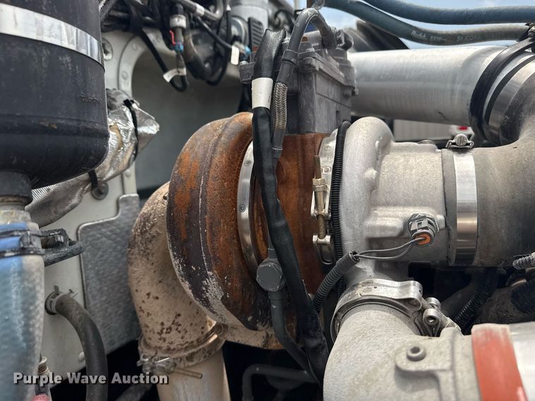 image for item EG6043 2009 Peterbilt 335 utility / service truck