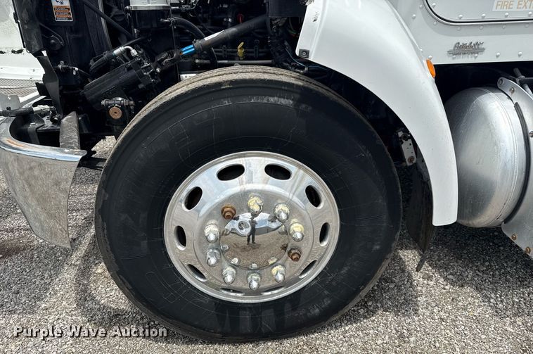 image for item EG6043 2009 Peterbilt 335 utility / service truck