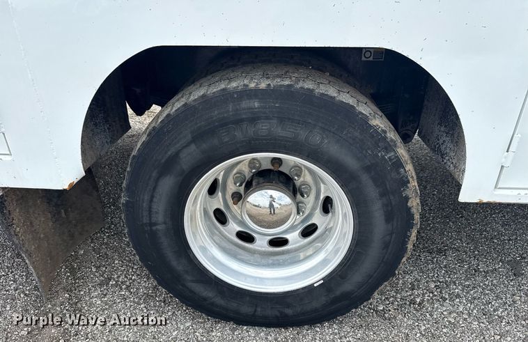 image for item EG6043 2009 Peterbilt 335 utility / service truck