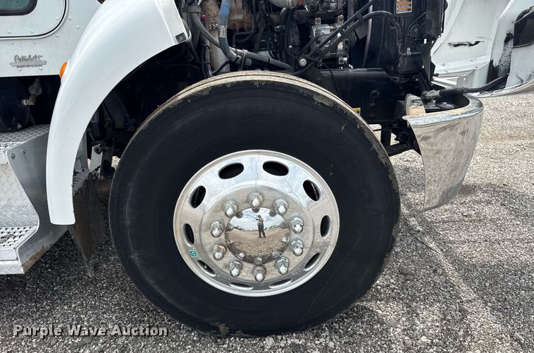 image for item EG6043 2009 Peterbilt 335 utility / service truck