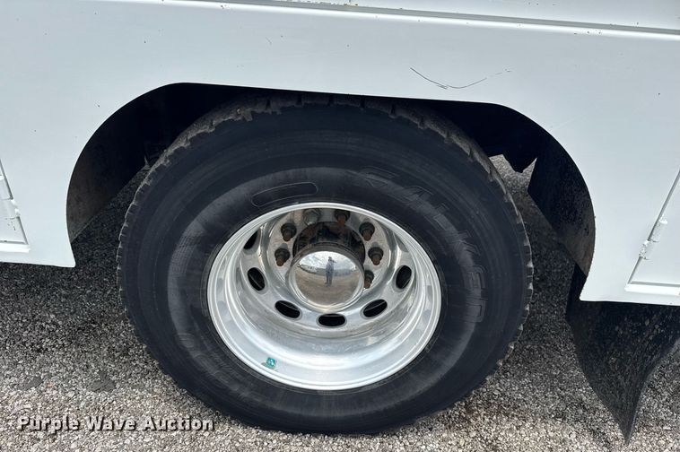 image for item EG6043 2009 Peterbilt 335 utility / service truck