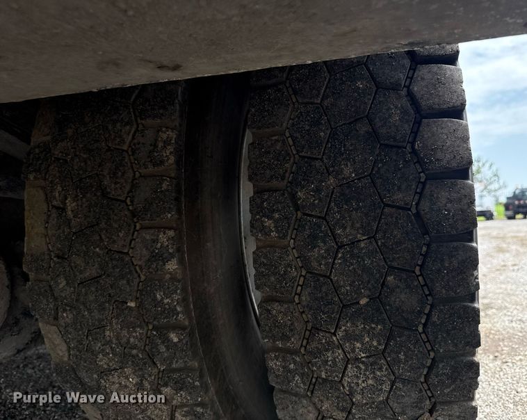 image for item EG6043 2009 Peterbilt 335 utility / service truck