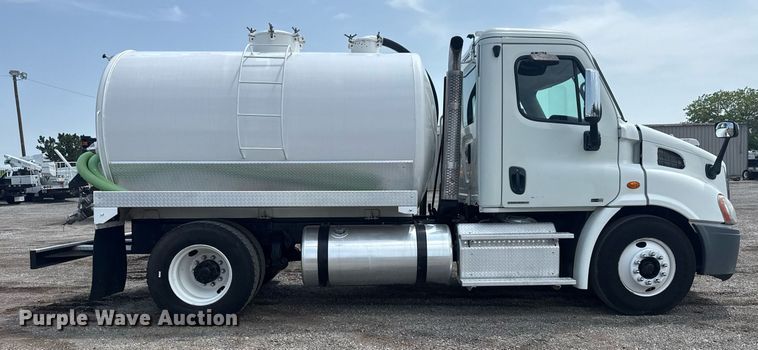 image for item EG6046 2012 Freightliner Cascadia vacuum truck