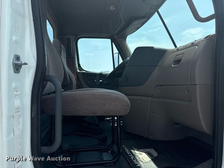 image for item EG6046 2012 Freightliner Cascadia vacuum truck