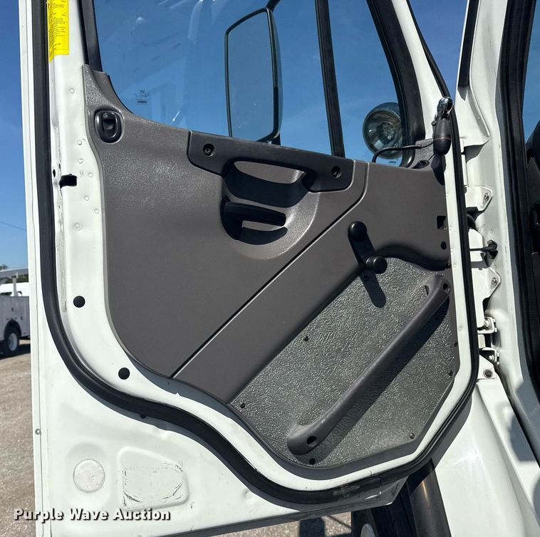 image for item EG6070 2014 Freightliner Business Class M2 bucket truck