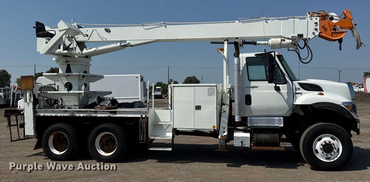 image for item EG6112 2011 International WorkStar 7400 digger derrick truck