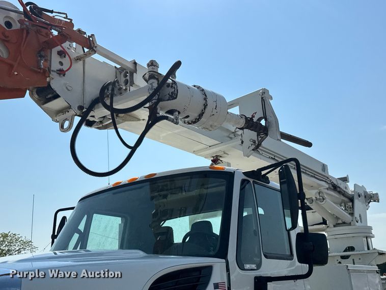 image for item EG6112 2011 International WorkStar 7400 digger derrick truck