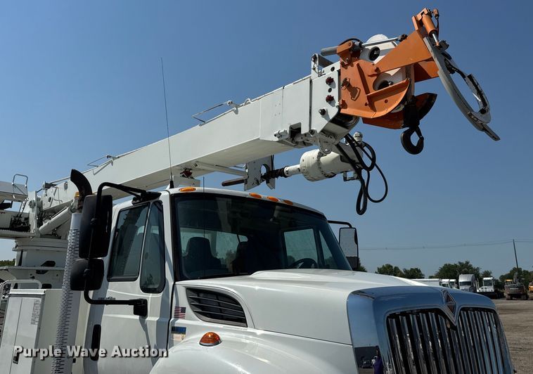 image for item EG6112 2011 International WorkStar 7400 digger derrick truck