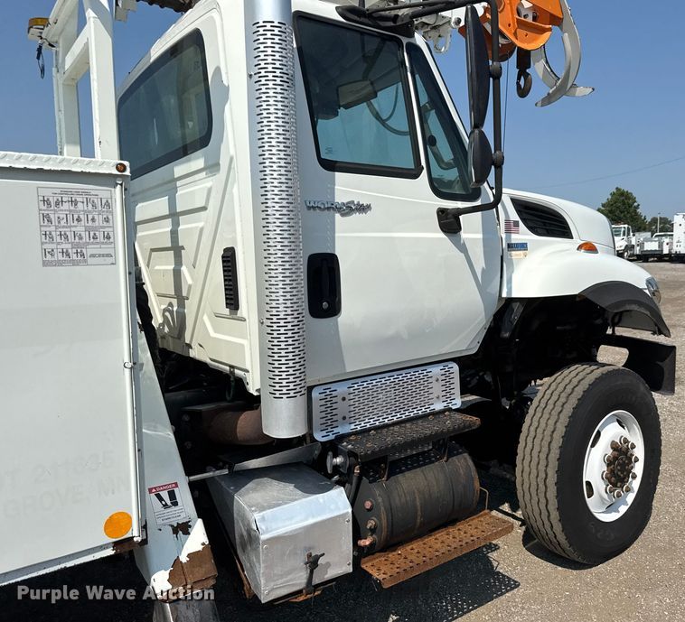 image for item EG6112 2011 International WorkStar 7400 digger derrick truck