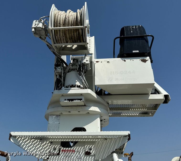 image for item EG6112 2011 International WorkStar 7400 digger derrick truck