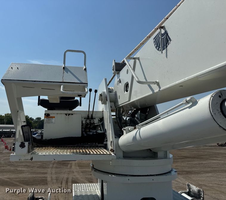 image for item EG6112 2011 International WorkStar 7400 digger derrick truck