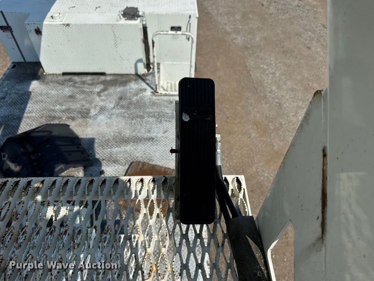 image for item EG6112 2011 International WorkStar 7400 digger derrick truck