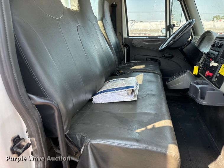 image for item EG6112 2011 International WorkStar 7400 digger derrick truck