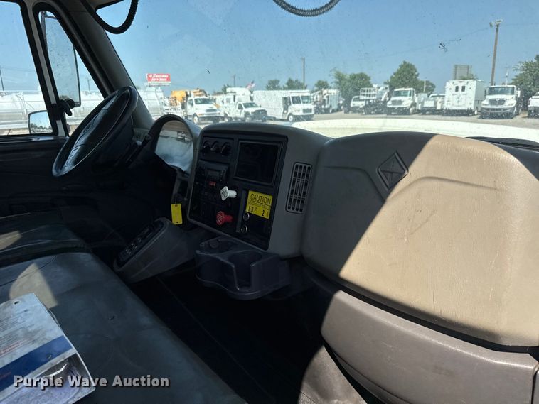 image for item EG6112 2011 International WorkStar 7400 digger derrick truck