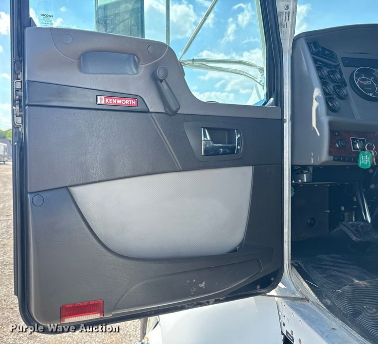 image for item EG6140 2009 Kenworth T370 utility / service truck