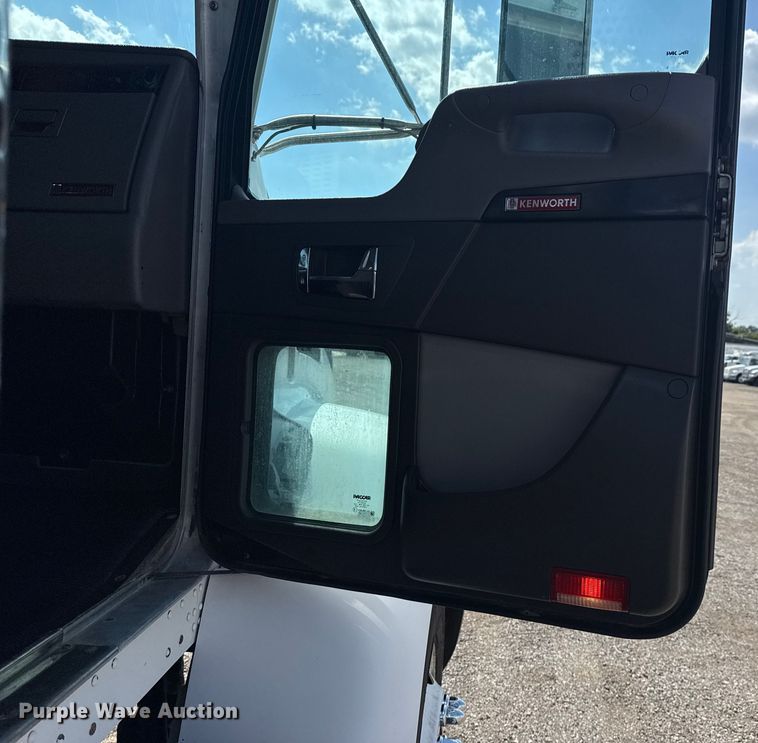 image for item EG6140 2009 Kenworth T370 utility / service truck