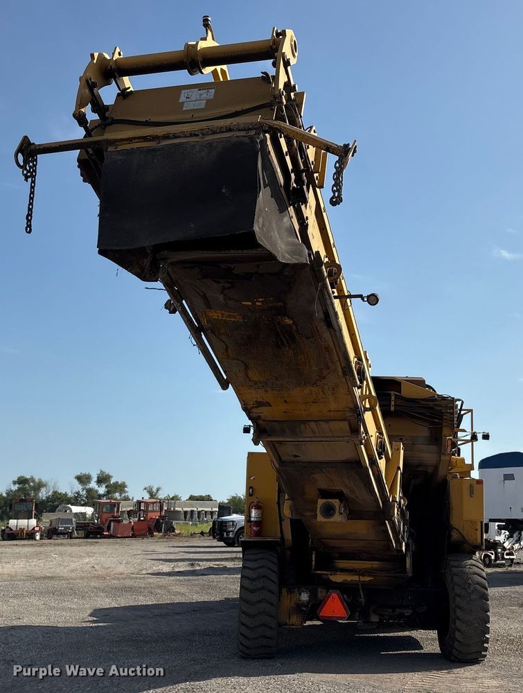 image for item EM0577 Weiler E1250B material transfer vehicle