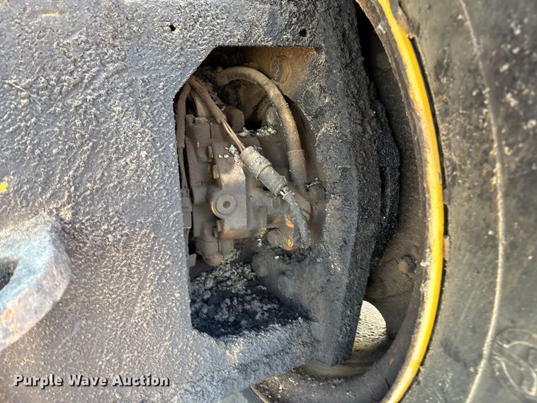 image for item EM0577 Weiler E1250B material transfer vehicle