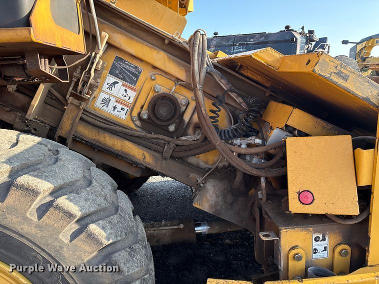 image for item EM0577 Weiler E1250B material transfer vehicle