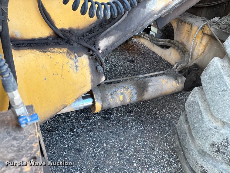 image for item EM0577 Weiler E1250B material transfer vehicle