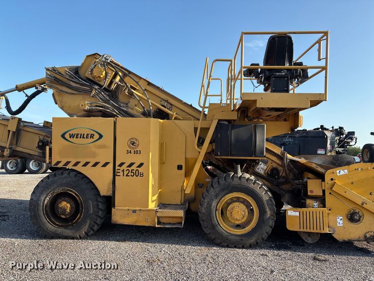 image for item EM0577 Weiler E1250B material transfer vehicle