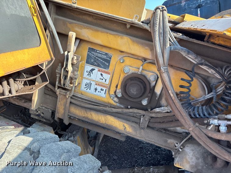 image for item EM0577 Weiler E1250B material transfer vehicle