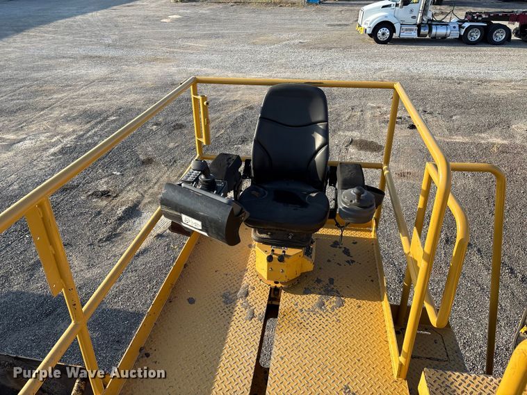 image for item EM0577 Weiler E1250B material transfer vehicle