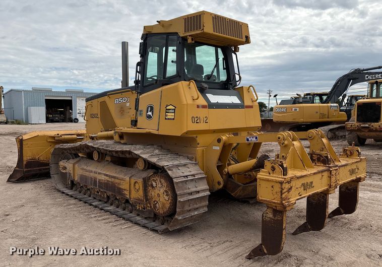 image for item EM0579 2010 John Deere 850J dozer
