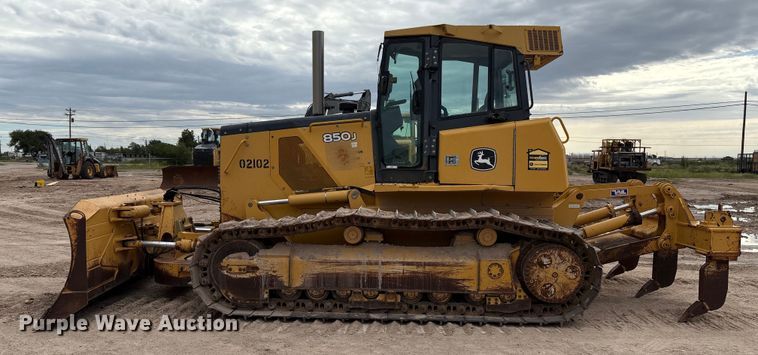 image for item EM0579 2010 John Deere 850J dozer