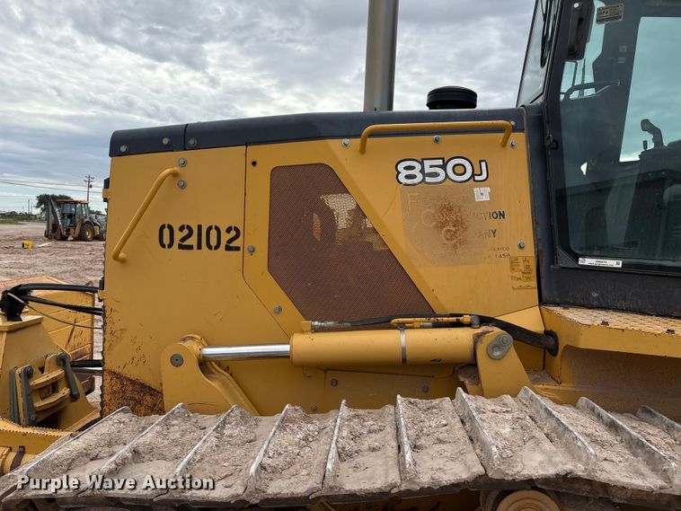 image for item EM0579 2010 John Deere 850J dozer