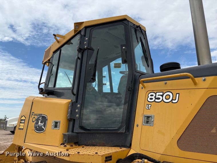 image for item EM0579 2010 John Deere 850J dozer