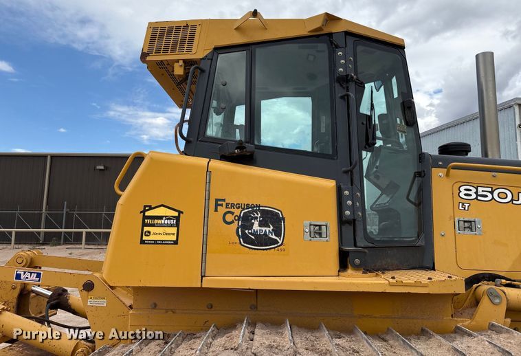 image for item EM0579 2010 John Deere 850J dozer