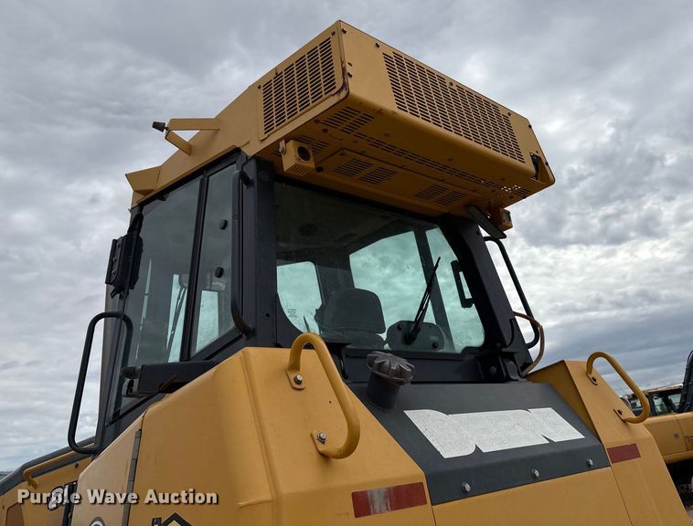 image for item EM0579 2010 John Deere 850J dozer