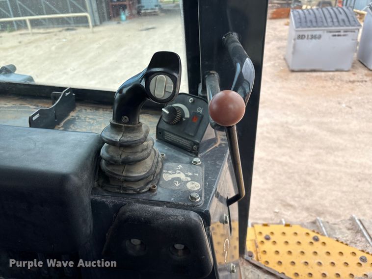 image for item EM0579 2010 John Deere 850J dozer