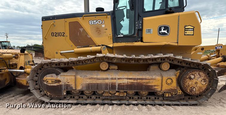 image for item EM0579 2010 John Deere 850J dozer