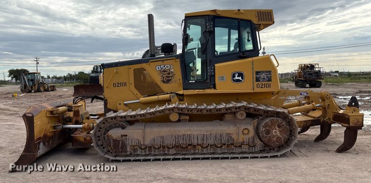 image for item EM0580 2010 John Deere 850J dozer